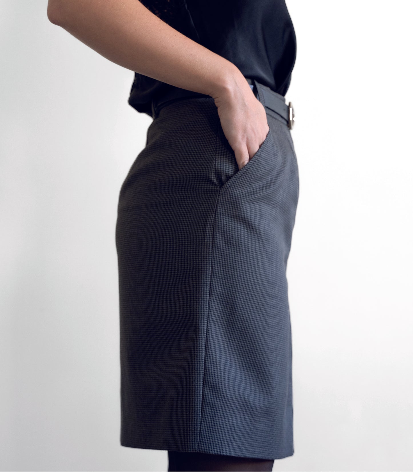 Elegant Pencil Skirt with Vintage Charm